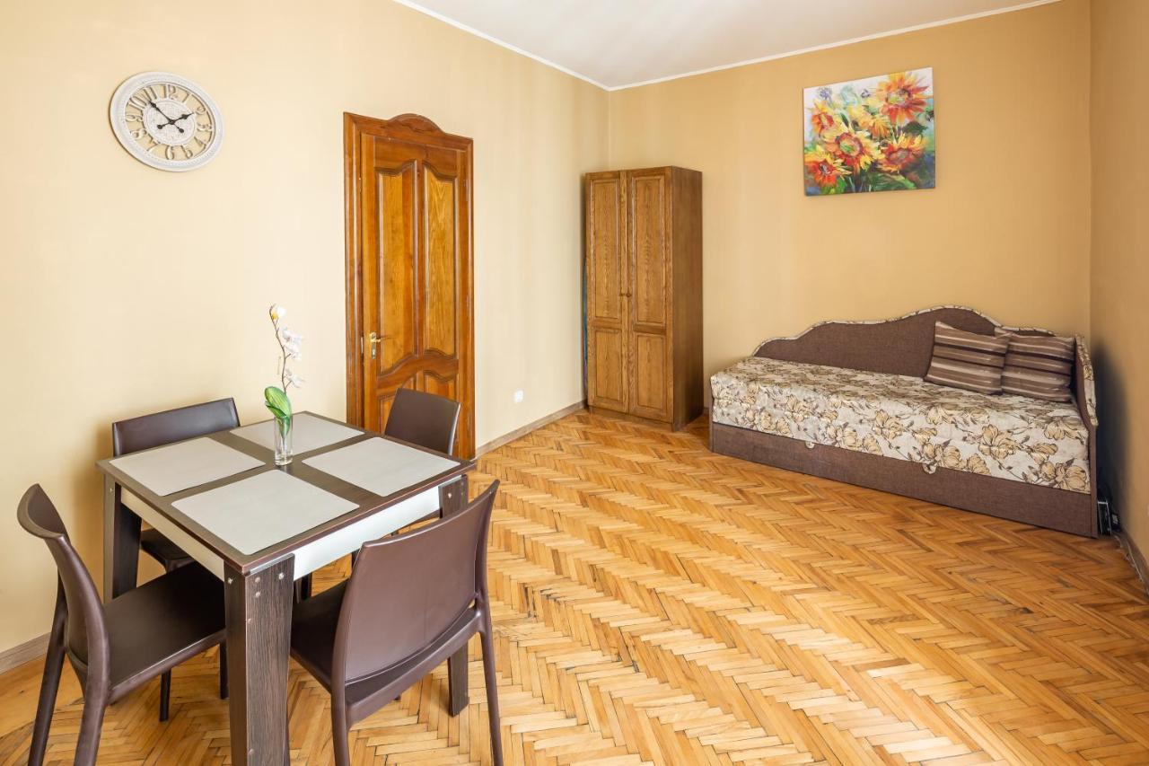 Apartment On Yana Zhizhky Lviv Exterior photo